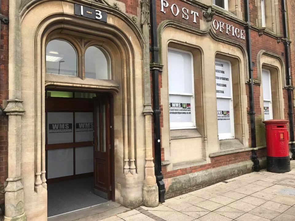 The former Post Office building which dates to the 19th century has a three-storey frontage to Bridge Street and side elevation facing Post Office Lane which lies to the east.